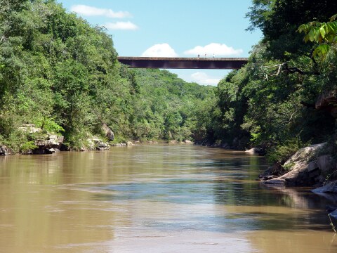 Vista do vale do Araguaia com a ponte ao fundo